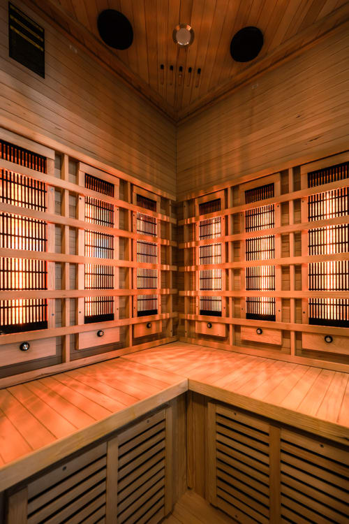 Moderna cabina di sauna a infrarossi con interno in legno e panche riscaldate a Casa Giulietta Como