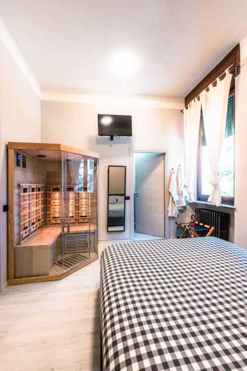 Camera GINGER a Casa Giulietta Como: letto a quadri, sauna a infrarossi, TV, finestra con tende, arredamento moderno