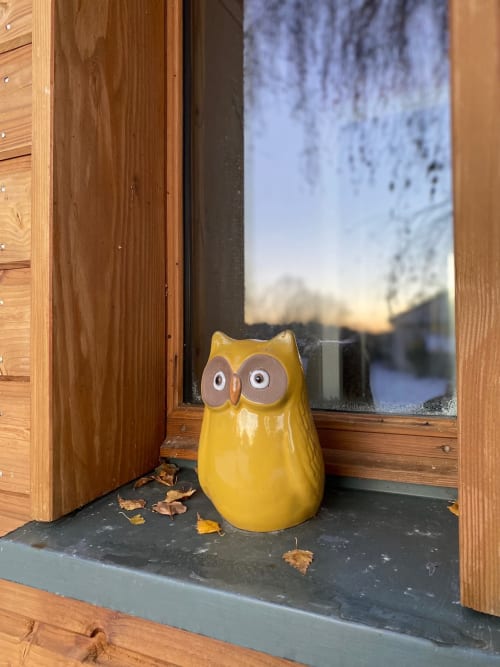 Petite chouette en céramique jaune sur le perron du gîte Les Papillons des Sucs, Saint-Maurice-de-Lignon