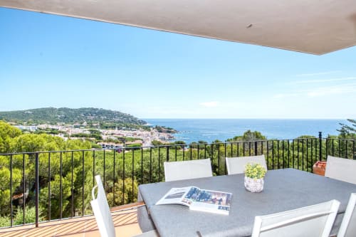 Terrassa amb vistes al mar a Finques Garcia Enrich, Palafrugell, amb taula de menjador que domina la costa mediterrània