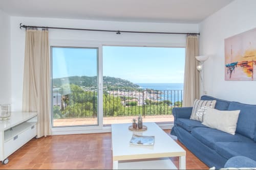 Salón modern amb vista al mar a l'hotel Finques Garcia Enrich a Palafrugell, Espanya