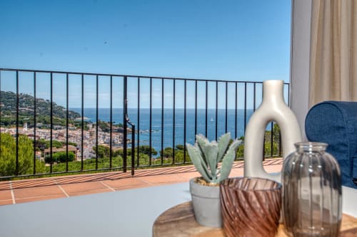 Terrassa costanera a Finques Garcia Enrich a Palafrugell amb vistes al mar Mediterrani, plantes en testos i decoració moderna