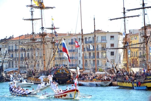 Grands voiliers et bateaux traditionnels rassemblés dans le port de Cap d'Agde lors d'une fête maritime