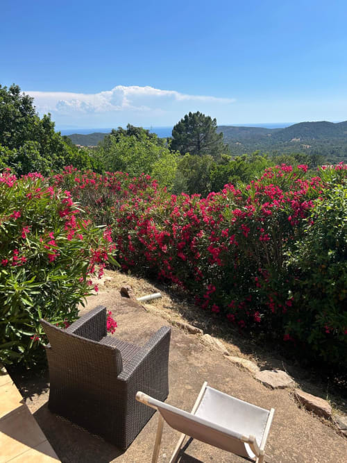 Terrasse fleurie de fleurs magenta surplombant la mer Corse à l'hôtel Vista D'oro, Monacia d'Aullène