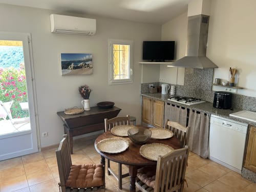 Chambre L'Alba à Vista D'oro avec table à manger, cuisine équipée, TV et accès à la vue mer à Monacia d'Aullène