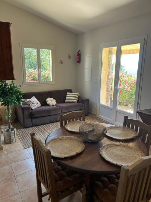 Chambre Vista D'oro L'Alba à Monacia d'Aullène : salle à manger, salon, portes donnant sur la mer et accès au jardin