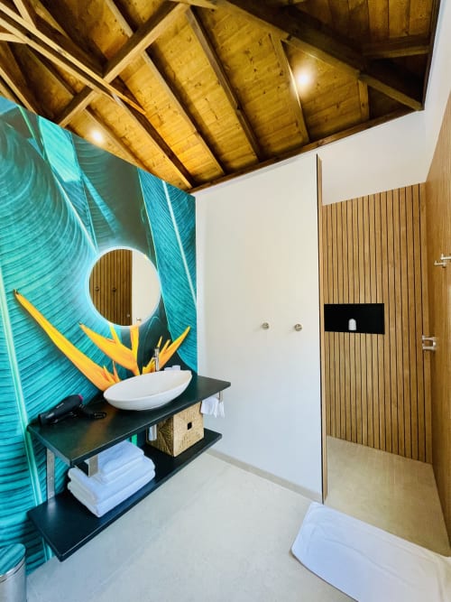 Salle de bain moderne à la Villa Nid des Colibris, Terrasses du Morne Gommier, avec mur en carreaux turquoise et vasque blanche