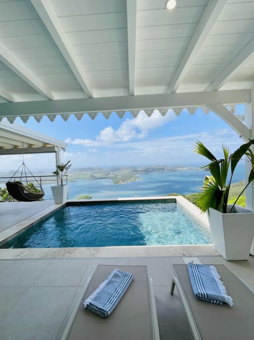 Villa de luxe avec piscine à débordement turquoise surplombant la baie de Marin, Martinique, pergola blanche et vue panoramique sur mer