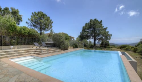 Piscine de luxe à Vista D'oro, Monacia d'Aullène, avec transats et vue sur les montagnes corses