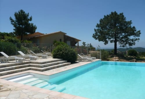 Piscine Vista D'oro avec bassin turquoise, transats et terrasse en pierre surplombant le paysage de Monacia d'Aullène