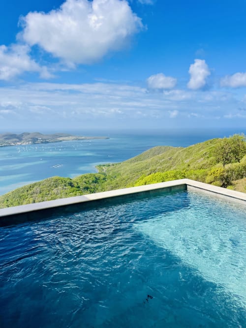 Piscine à débordement surplombant les eaux turquoise des Caraïbes et une hillside verdoyante, Villa Nid des Colibris, Martinique