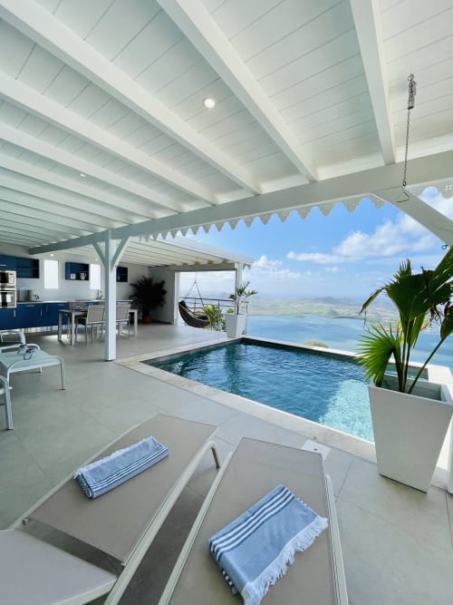 Villa moderne à Marin, Martinique avec piscine à débordement vue océan, pergola blanchie et panorama marin