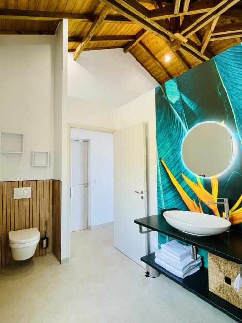 Salle de bain moderne à la Villa Nid des Colibris, Terrasses du Morne Gommier, Martinique, avec mur d'accent turquoise et vasque