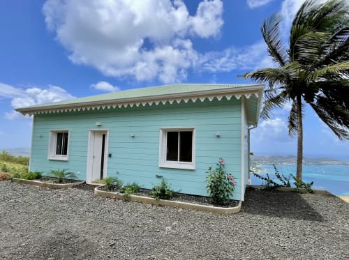 Villa bord de mer turquoise aux Terrasses du Morne Gommier en Martinique avec palmier et vue sur la mer