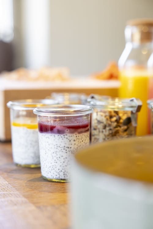 Pudding aux graines de chia maison avec compotée de fruits rouges, petit-déjeuner à La Maison des Jardins, Gigondas