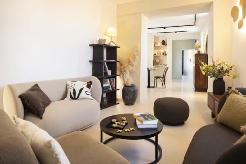 Salon contemporain à La Maison des Jardins B&B à Gigondas avec sièges crème et accents noirs