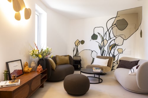 Salon contemporain à La Maison des Jardins à Gigondas avec mobilier courbe, décor botanique et lumière naturelle