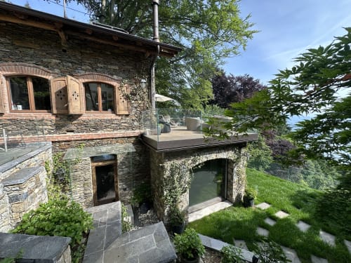 Luxus-Steinvilla mit modernen Terrassen mit Blick auf den Lago Maggiore in Stresa, Italien - privates Spa-Refugium