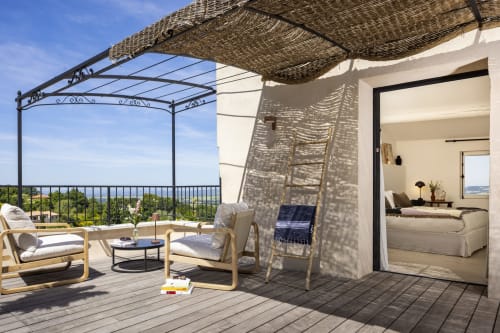 Terrasse panoramique à La Maison des Jardins à Gigondas avec salon de détente, pergola ombragée et vue vallée spectaculaire