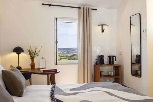 Chambre moderne à La Maison des Jardins à Gigondas avec vue panoramique sur la vallée, mobilier contemporain et design minimaliste