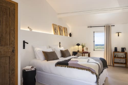 Chambre moderne à La Maison des Jardins, Gigondas avec vue panoramique sur la campagne, literie blanche et accents bois