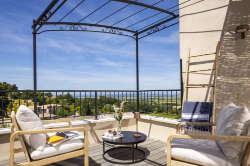 Terrasse panoramique à La Maison des Jardins, Gigondas - pergola en bois avec sièges dominant vignobles et vallée