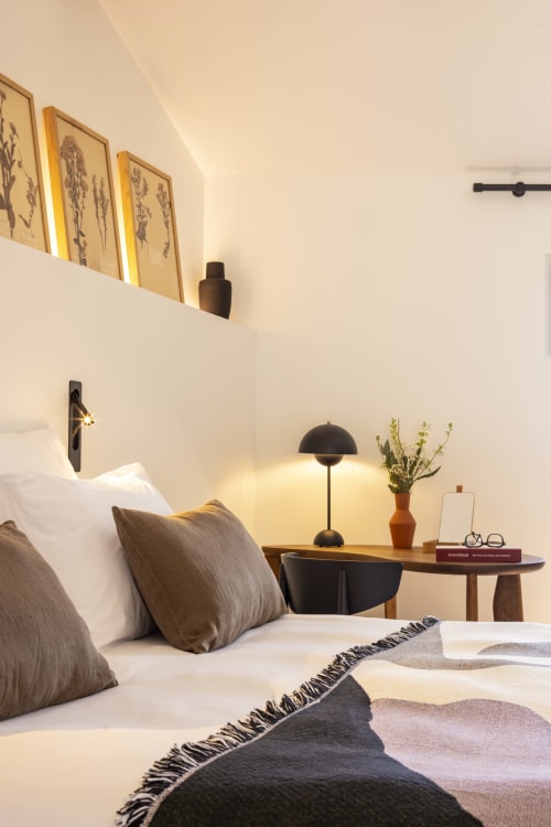 Chambre moderne à La Maison des Jardins à Gigondas avec lit, bureau, art botanique mural et vue sur le jardin