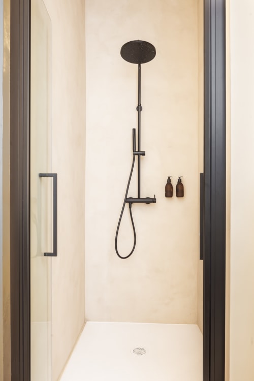 Pommeau de douche pluie noir moderne avec douchette à main dans la salle de bains d'hôtes de La Maison des Jardins, Gigondas