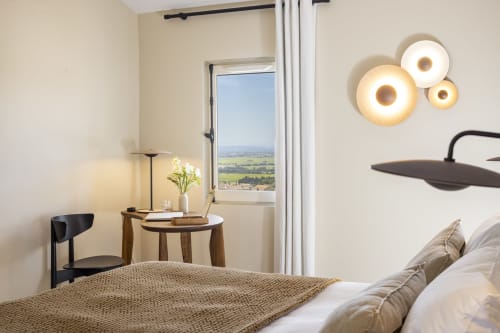 Chambre moderne à La Maison des Jardins à Gigondas avec vue panoramique sur la campagne, luminaires suspendus ronds et boiseries
