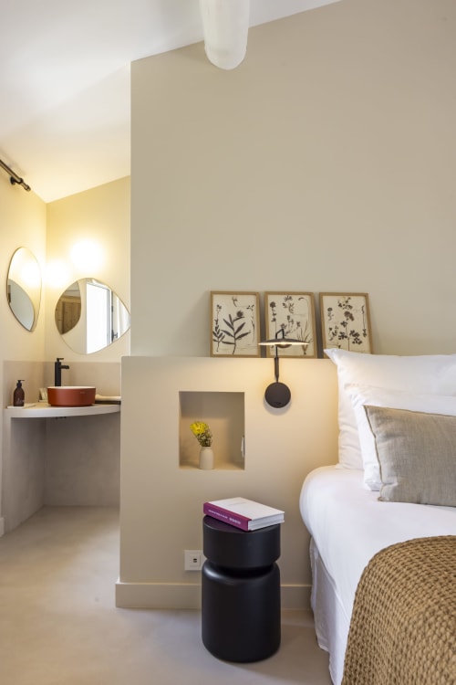 Chambre double moderne à La Maison des Jardins à Gigondas avec salle de bain privée, gravures botaniques et vue sur le jardin