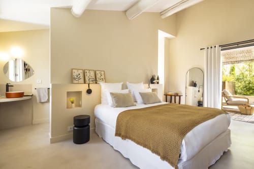 Chambre lumineuse à La Maison des Jardins à Gigondas avec lit queen, terrasse vue jardin, salle de bain attenante et design moderne