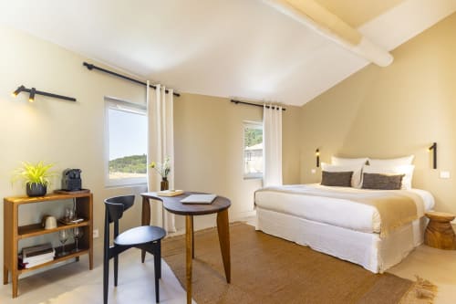 Chambre double lumineuse avec vue sur le jardin à La Maison des Jardins, Gigondas. Lit blanc, bureau en bois, fenêtres donnant sur