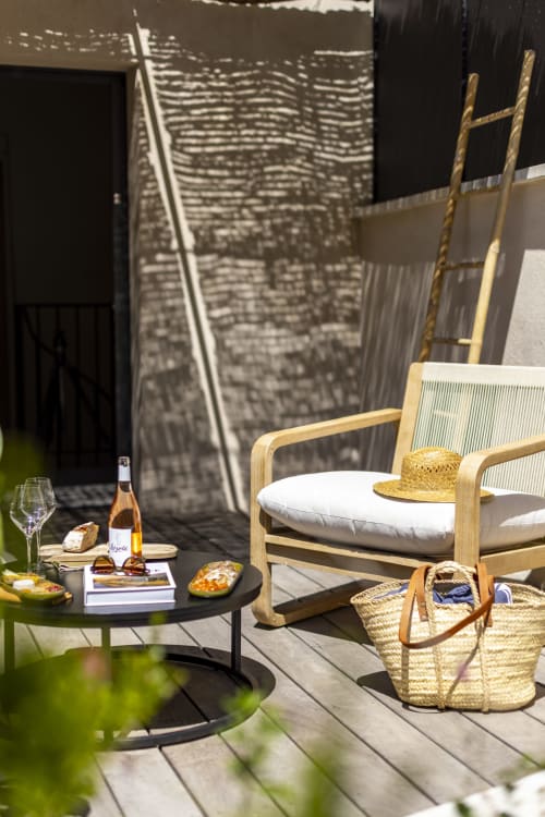 Terrasse ensoleillée de La Maison des Jardins avec chaises longues, vin et apéritifs donnant sur le jardin à Gigondas