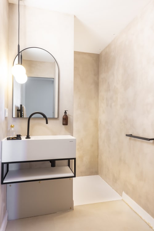 Salle de bains moderne à La Maison des Jardins, Gigondas - lavabo blanc, robinet noir, miroir bombé et carrelage aux tons neutres