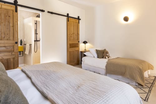 Chambre familiale spacieuse à La Maison des Jardins à Gigondas avec deux lits et salle de bain moderne attenante