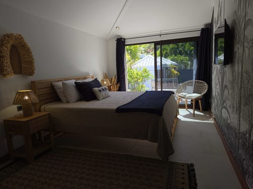 Chambre moderne de la villa aux Balcons d'Oyster Pond, Saint-Martin, avec vue mer, lit en bois et accès à la terrasse
