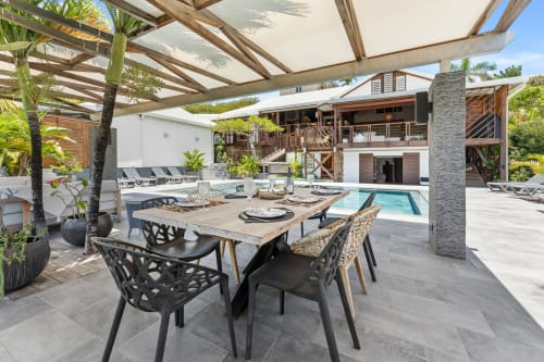 Terrasse de villa de luxe aux Balcons D'Oyster Pond, Saint-Martin avec table de dining, piscine et vue sur mer