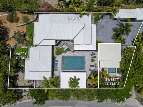Vue aérienne de la villa NAYA aux Balcons d'Oyster Pond, Saint-Martin, avec piscine et cour aménagée