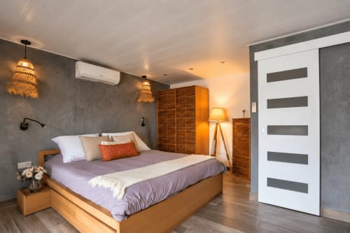 Chambre moderne avec lit en bois, literie violette et luminaires suspendus tissés à la Villa Les Balcons d'Oyster Pond, Saint-Martin