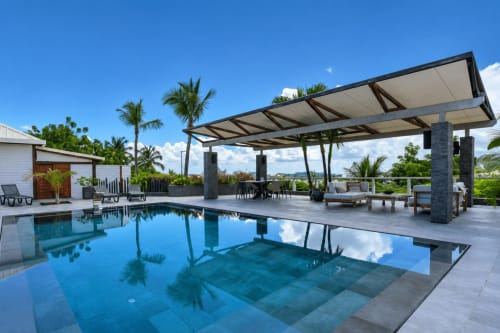 Villa de luxe avec piscine et terrasse aux Balcons d'Oyster Pond, Saint-Martin, vue mer et salon moderne