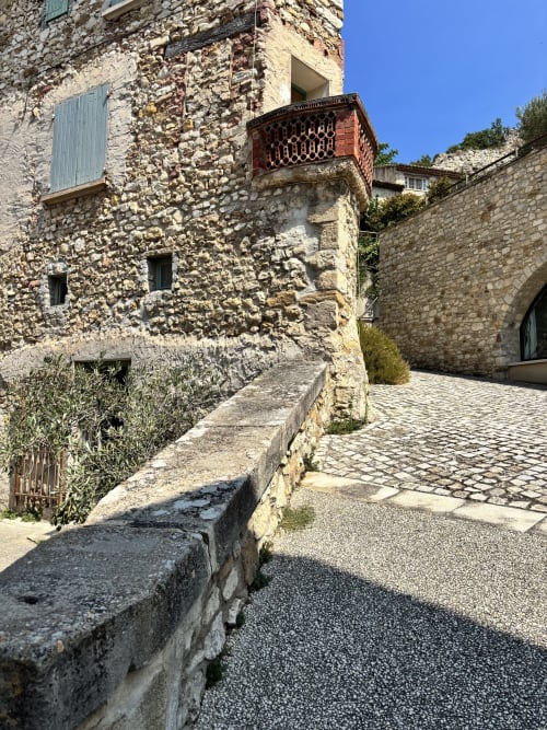 Cour en pierre à La Maison des Jardins B&B à Gigondas, France avec architecture rustique