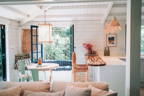 Villa bord de mer Bleu Guesthouse à Saint-François avec salon ouvert, accents bleus, décoration en rotin et vue océan