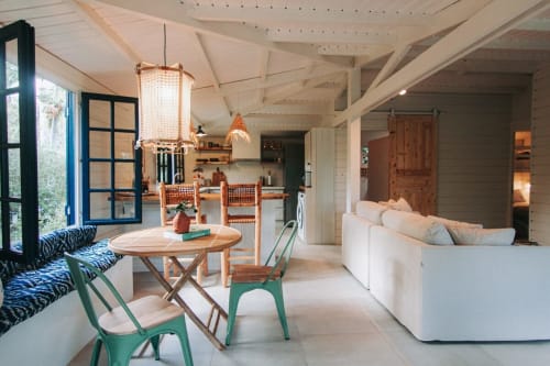 Villa bord de mer Bleu Guesthouse à Saint-François avec séjour ouvert, décoration côtière, cuisine, salle à manger et canapé blanc