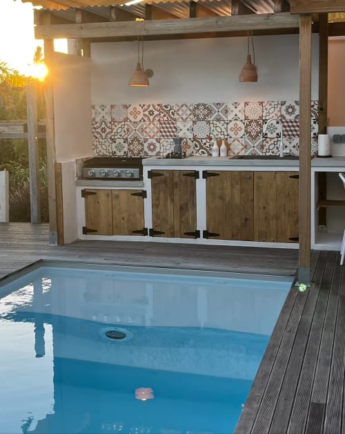 Piscine bleue avec terrasse en bois à la suite Bleu Céladon du Bleu Guesthouse, Saint-François, avec cuisine extérieure décorée