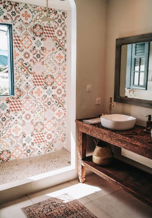 Salle de bains de la Bleu Guesthouse avec douche à carreaux décorés, meuble-lavabo en bois et miroir à Saint-François