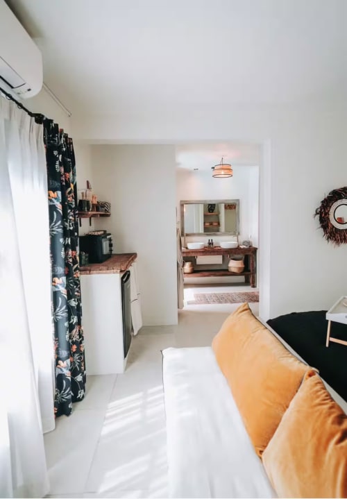 Suite Bleu Céladon à Bleu Guesthouse, Saint-François : appartement moderne avec chambre ouverte, salle de bain et