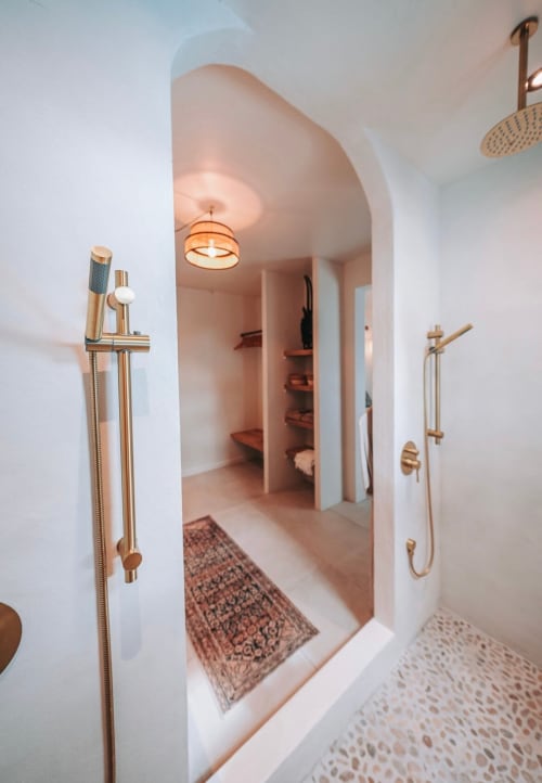 Salle de bain contemporaine à La suite Bleu Céladon de Bleu Guesthouse, Saint-François, avec voûte cintrée, accessoires en laiton et spa
