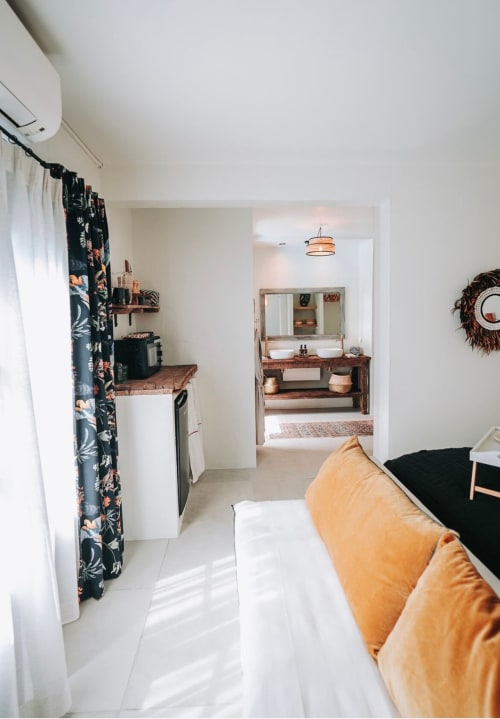 La suite Bleu Céladon à la Bleu Guesthouse de Saint-François, avec son décor moderne, ses sièges en cuir et sa vanité rustique
