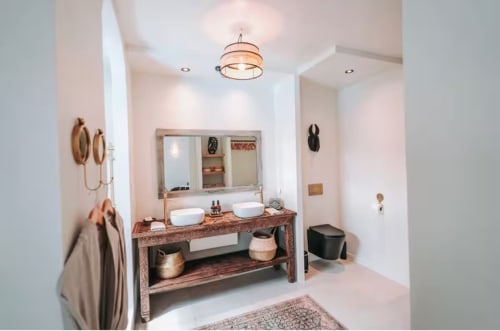 Salle de bain moderne à la Bleu Guesthouse avec vasques doubles, meuble en bois et luminaires contemporains