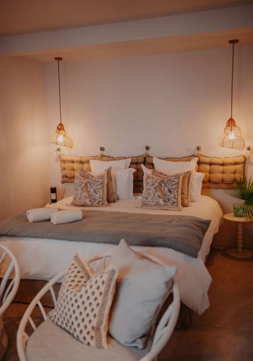Suite Bleu Azur à la Bleu Guesthouse à Saint-François : chambre moderne, luminaires suspendus, vue sur la piscine
